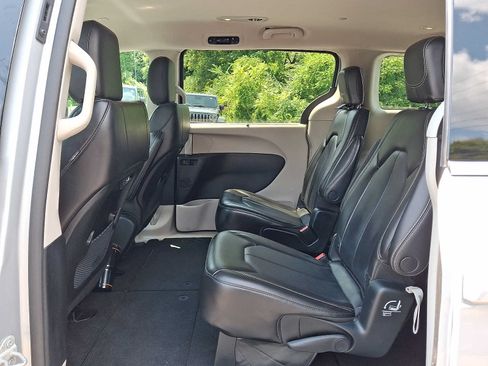 Certified 2023 Chrysler Pacifica Touring-L FWD image 11