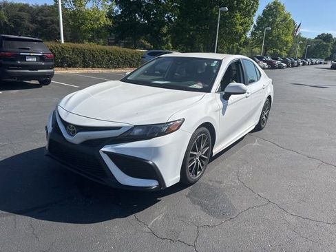 Used 2021 Toyota Camry SE image 9
