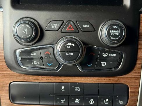Used 2014 RAM 1500 Laramie RWD image 28