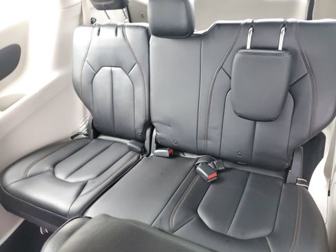 Used 2019 Chrysler Pacifica Touring-L FWD image 11