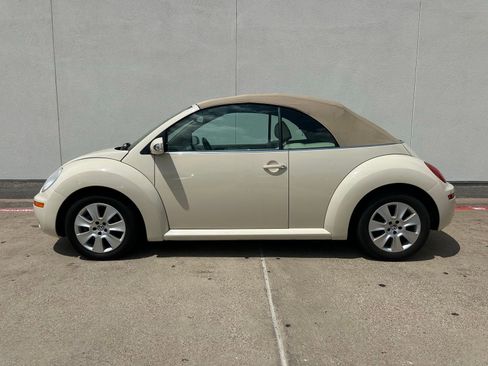 Used 2010 Volkswagen Beetle Final Edition FWD image 4
