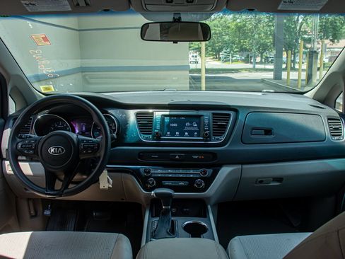 Used 2020 Kia Sedona LX FWD image 17