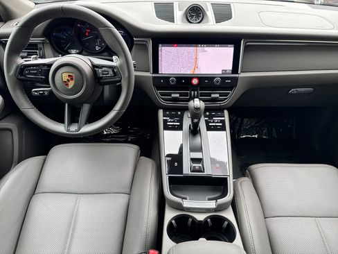 Certified 2025 Porsche Macan AWD/4WD image 6