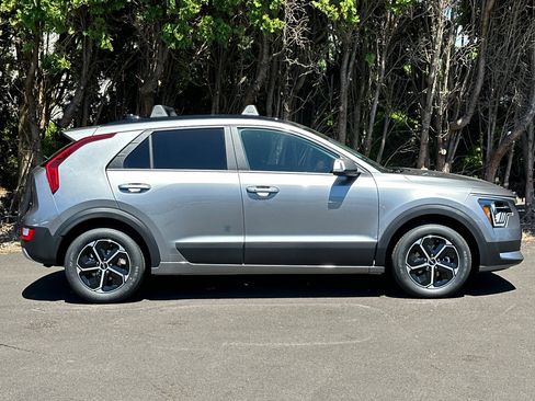 New 2025 Kia Niro EX image 2