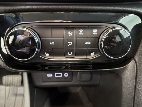 Certified 2021 Buick Encore GX Preferred w/ Sport Touring Package FWD image 28