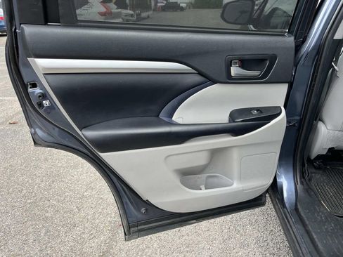 Used 2019 Toyota Highlander XLE image 18