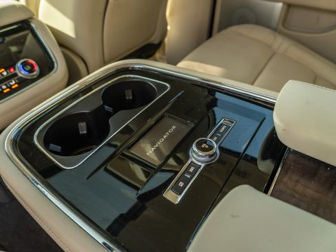 Used 2018 Lincoln Navigator Reserve AWD/4WD image 16