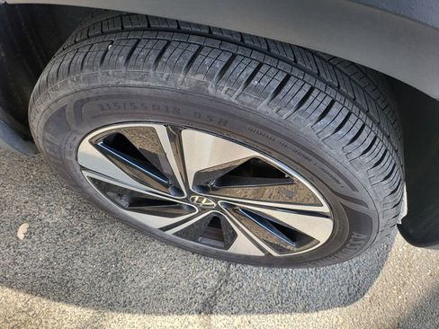 Used 2025 Volkswagen Taos SE image 6