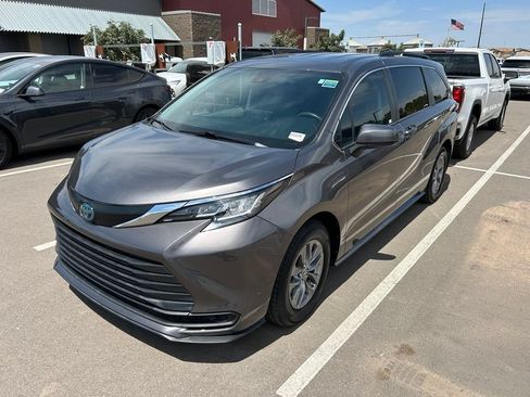 Used 2023 Toyota Sienna LE FWD image 1