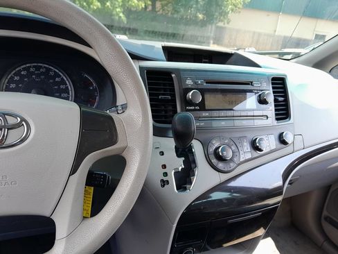 Used 2014 Toyota Sienna L FWD image 19