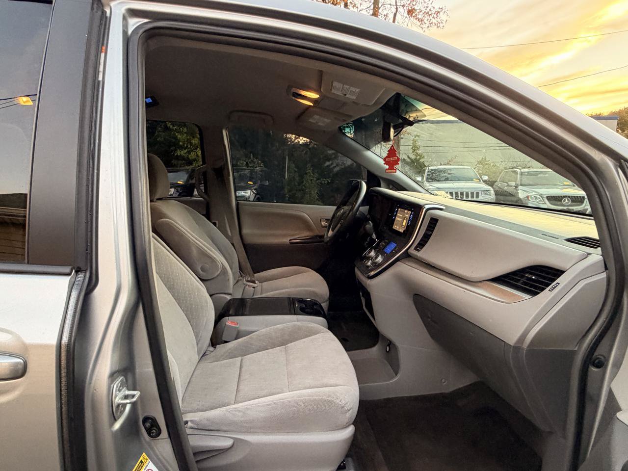 Used 2017 Toyota Sienna LE FWD image 24
