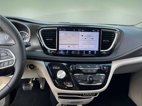 Used 2024 Chrysler Pacifica Limited FWD image 16