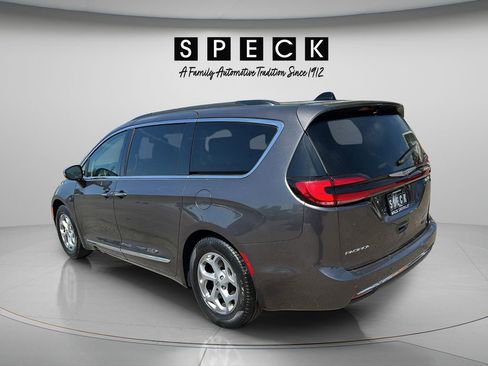 Used 2023 Chrysler Pacifica Limited FWD image 3