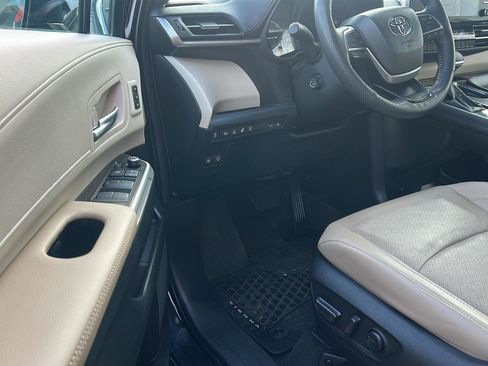 Used 2024 Toyota Sienna Limited AWD/4WD image 9