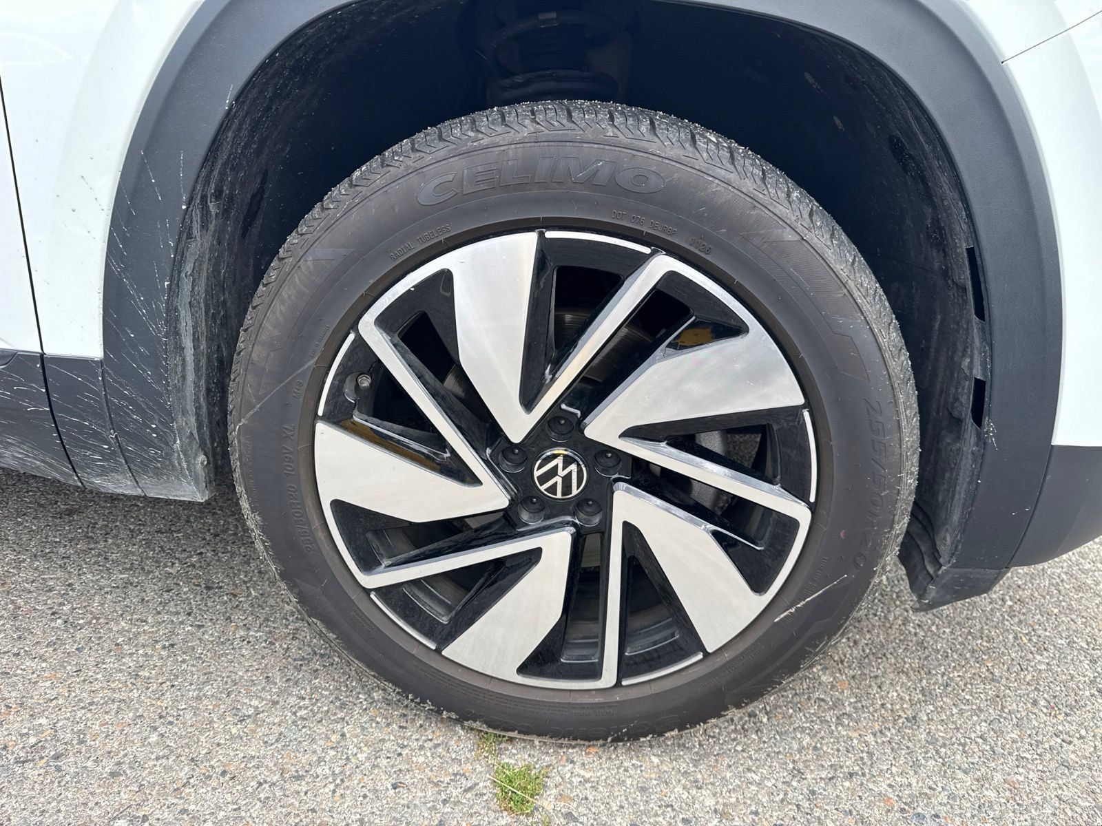 Used 2025 Volkswagen Atlas SE AWD/4WD image 4