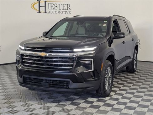 Used 2025 Chevrolet Traverse LT image 4