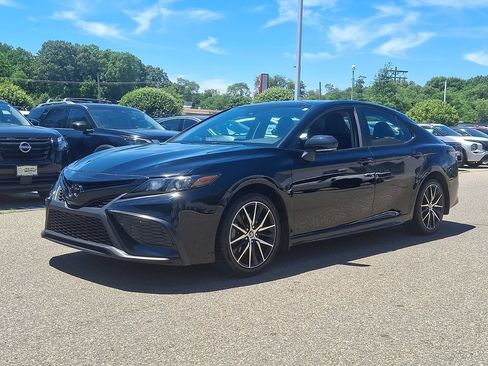 Used 2024 Toyota Camry SE FWD image 4