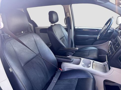 Used 2019 Dodge Grand Caravan SXT FWD image 26