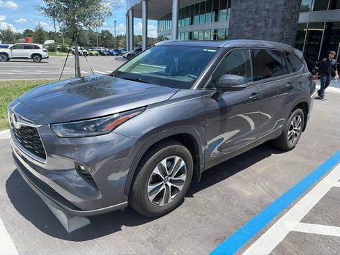 Used 2021 Toyota Highlander XLE FWD image 1