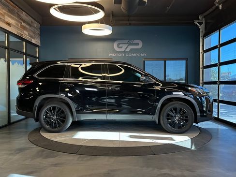 Used 2019 Toyota Highlander SE AWD/4WD image 2