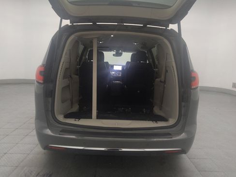 Used 2022 Chrysler Pacifica Touring-L FWD image 29