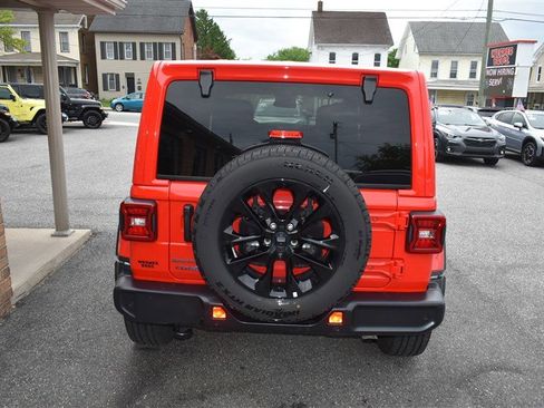 Used 2025 Jeep Wrangler Unlimited Sahara w/ Safety Group AWD/4WD image 5