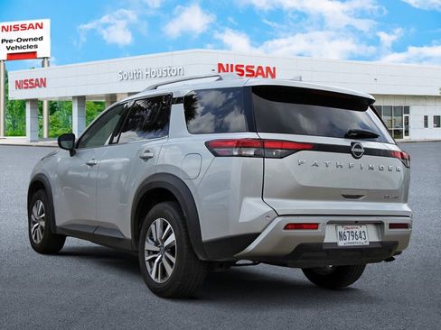 Used 2025 Nissan Pathfinder SL image 3
