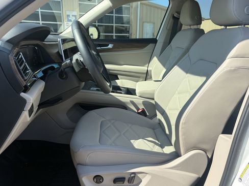 Used 2024 Volkswagen Atlas SE FWD image 12