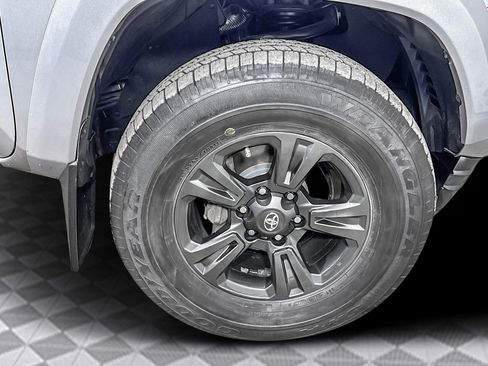 Used 2017 Toyota Tacoma TRD Sport image 32