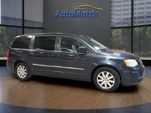 Used 2014 Chrysler Town & Country Touring image 13
