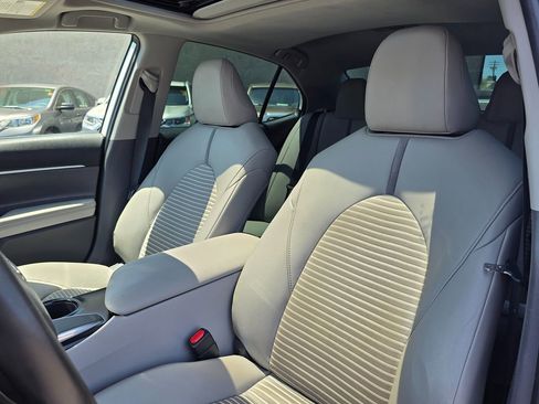 Used 2019 Toyota Camry SE w/ Carpet Mat Package FWD image 18