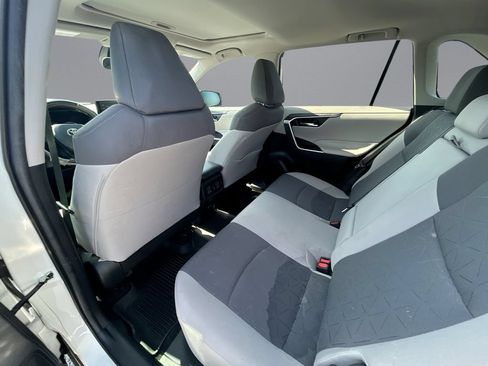 Used 2021 Toyota RAV4 XLE w/ Convenience Package FWD image 9