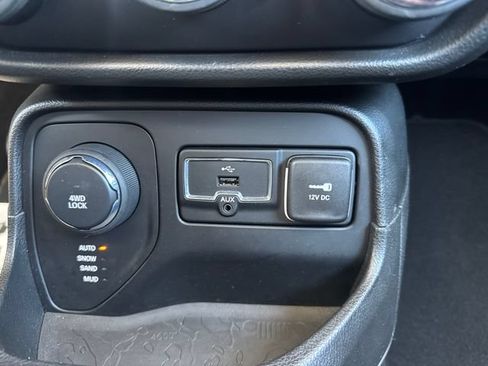 Used 2016 Jeep Renegade Limited AWD/4WD image 24