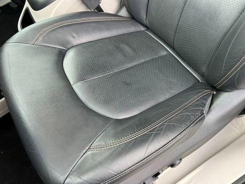 Used 2018 Chrysler Pacifica Touring-L Plus image 16