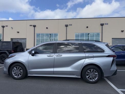 Used 2025 Toyota Sienna XLE image 4