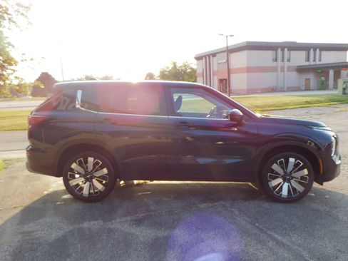 New 2025 Mitsubishi Outlander SE image 10
