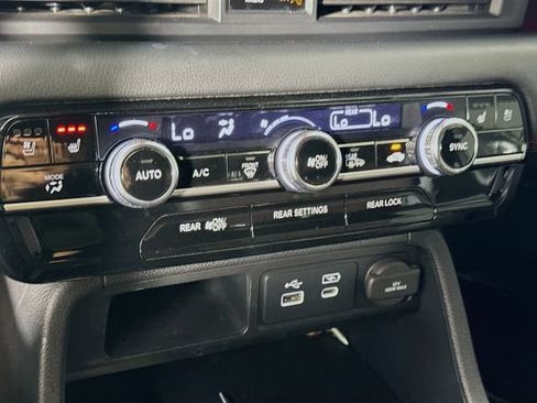 Used 2025 Honda Pilot Black Edition image 16