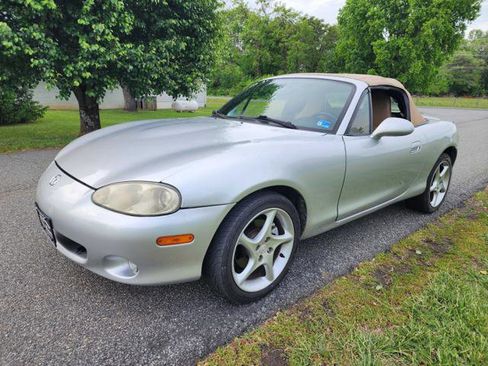 Used 2001 MAZDA MX-5 Miata RWD image 2