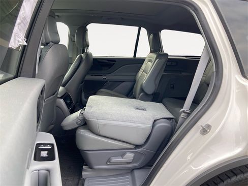 Used 2020 Lincoln Aviator Reserve w/ Equipment Group 201A image 13