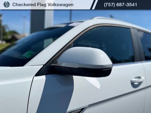 Used 2023 Volkswagen Atlas Cross Sport SE AWD/4WD image 2