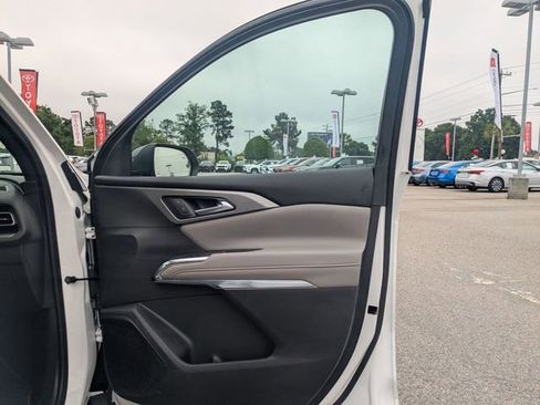 Used 2025 Chevrolet Traverse LT FWD image 33