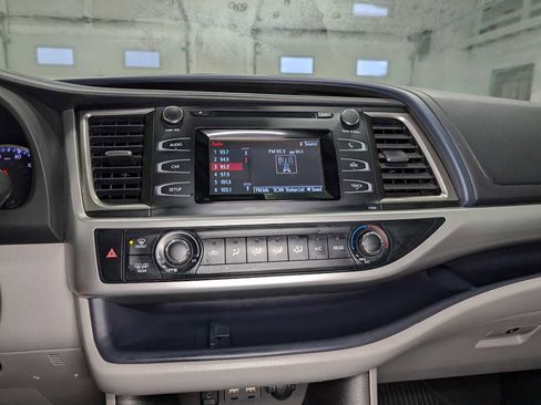 Used 2019 Toyota Highlander LE image 29