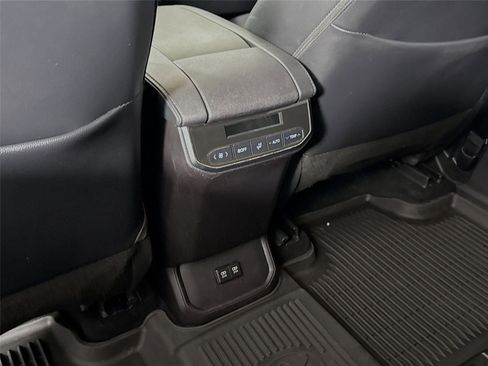 Used 2020 Toyota Highlander XLE image 36