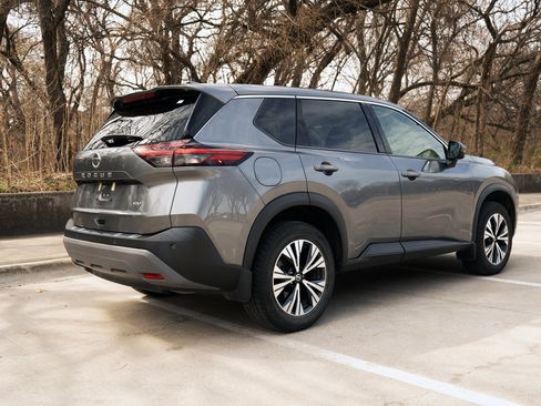 Used 2021 Nissan Rogue SV image 9