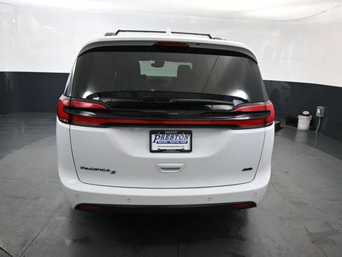Used 2022 Chrysler Pacifica Touring-L w/ S Appearance Package AWD/4WD image 8