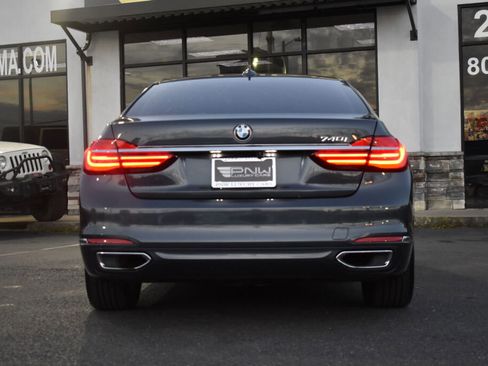 Used 2017 BMW 740i image 10