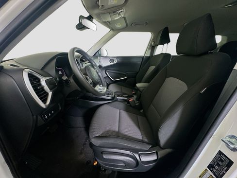 Used 2025 Kia Soul LX w/ LX Technology Package FWD image 13