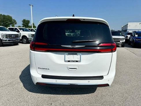 Used 2024 Chrysler Pacifica Touring-L FWD image 4