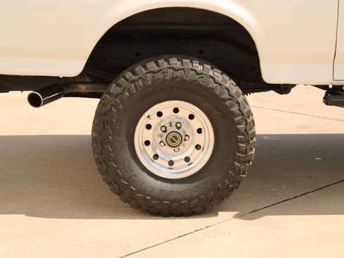 Used 1993 Ford Bronco XLT AWD/4WD image 32