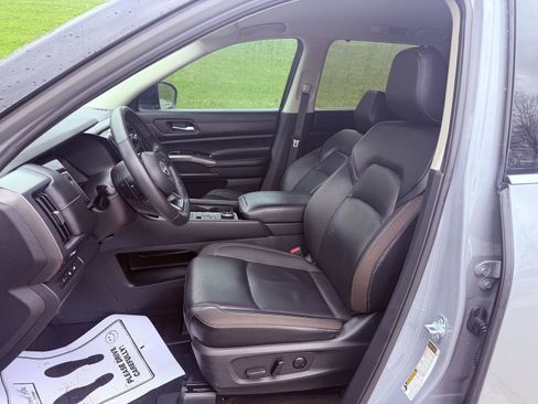 Used 2024 Nissan Pathfinder SL AWD/4WD image 16